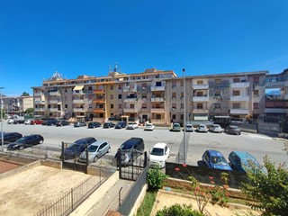 Appartamento in Vendita a Palermo, 130'000&euro;, 140 m²