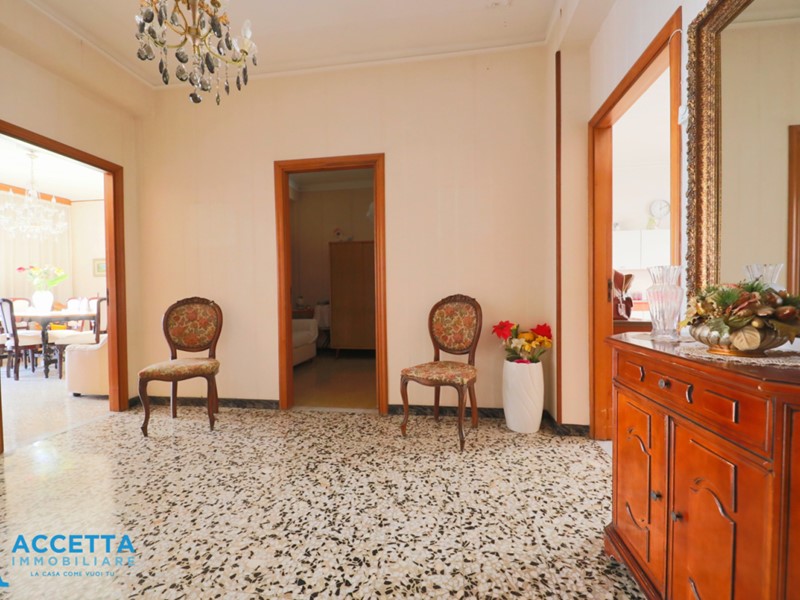 Trilocale in Vendita a Taranto, zona Tre Carrare - Battisti, 42'000&euro;, 102 m²