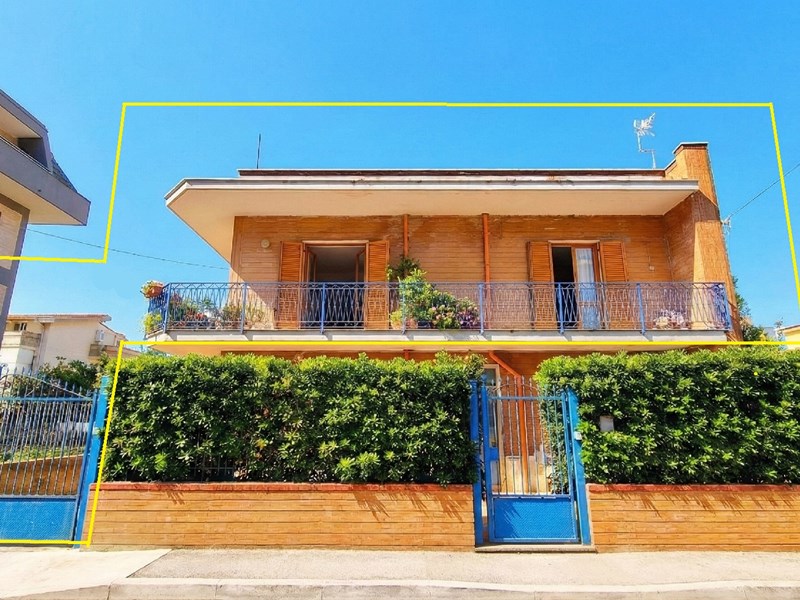 Quadrilocale in Vendita a Mondragone, zona Via Fiume, 110'000&euro;, 130 m²