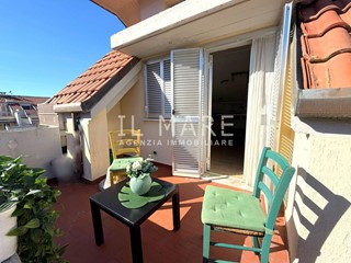 Attico in Vendita a Massa, zona Marina di Massa, 235'000&euro;, 80 m², arredato