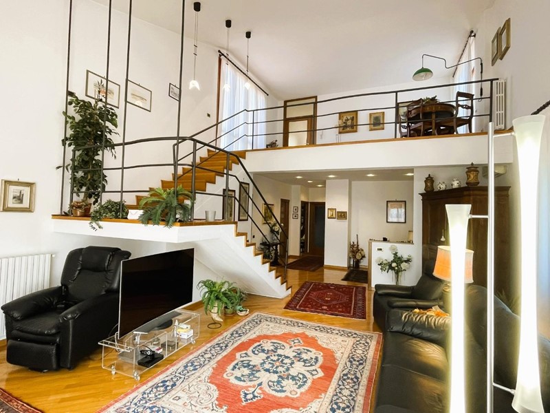 Appartamento in Vendita a Montopoli in Val d'Arno, zona San Romano, 1'100'000&euro;, 862 m², con Box