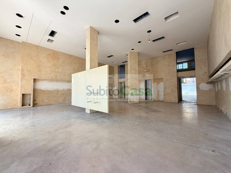Immobile commerciale in Affitto a Chieti, 1'800&euro;, 140 m²