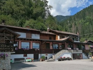 Immobile commerciale in Affitto a Lamon, 1'800&euro;, 250 m²