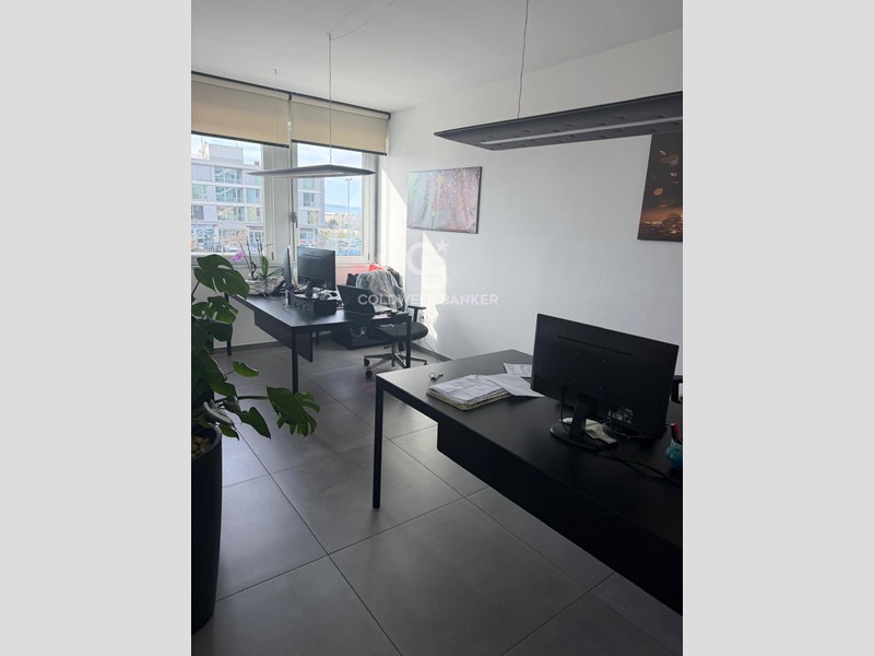 Ufficio in Affitto a Foligno, 1'000&euro;, 100 m²