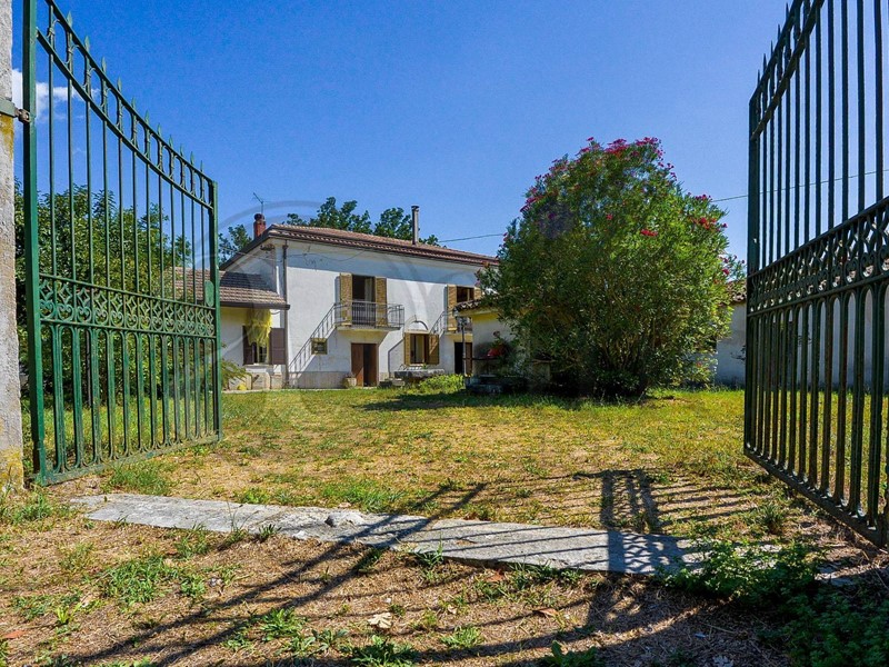Rustico in Vendita a Pignataro Interamna, 210'000&euro;, 347 m²