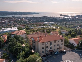 Trilocale in Vendita a Trieste, 210'000&euro;, 99 m², con Box