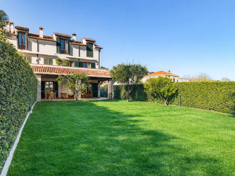 Appartamento in Vendita a Albenga, 900'000&euro;, 220 m²