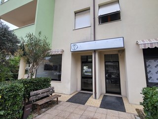 Immobile commerciale in Vendita a Senigallia, zona Portone, 70 m²