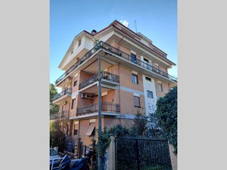 Trilocale in Vendita a Guidonia Montecelio, zona Guidonia, 120'000&euro;, 85 m²
