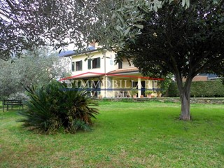 Casa Indipendente in Vendita a Montignoso, zona Capanne, 480'000&euro;, 190 m²