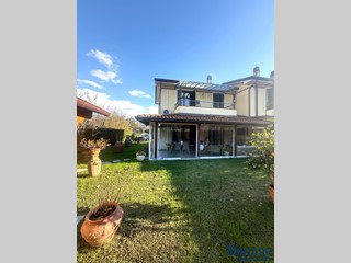 Villetta a schiera in Vendita a Massa, zona Romagnano, 365'000&euro;, 140 m²