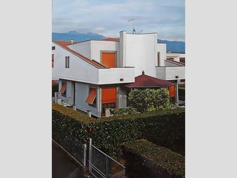 Villa in Vendita a Massa, zona Ronchi, 600'000&euro;, 270 m², arredato