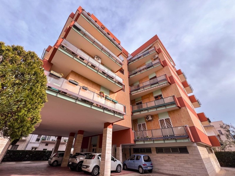 Appartamento in Vendita a Massafra, 135'000&euro;, 145 m², con Box