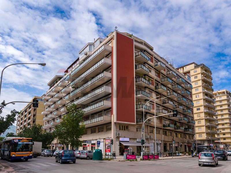 Appartamento in Affitto a Palermo, 1'250&euro;, 189 m²
