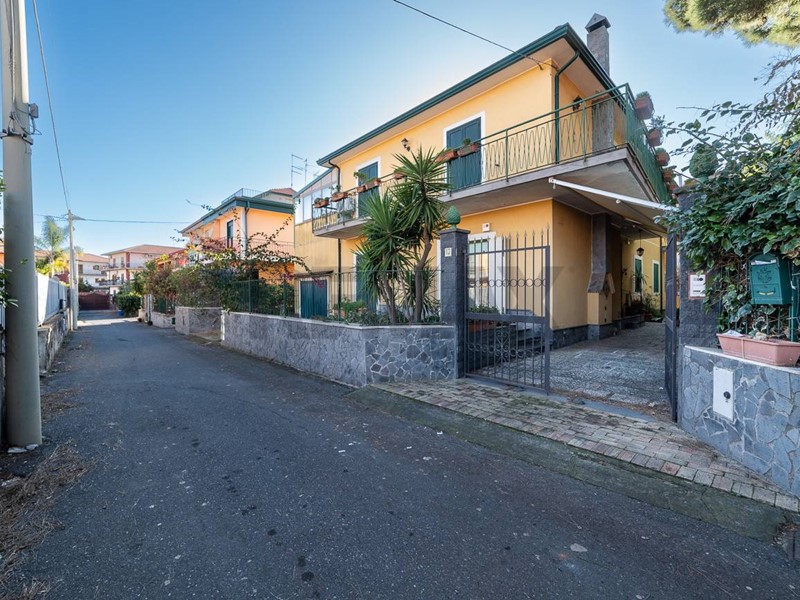 Villa in Vendita a Tremestieri Etneo, 370'000&euro;, 307 m²