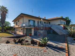 Villa in Vendita a Tremestieri Etneo, 330'000&euro;, 240 m²