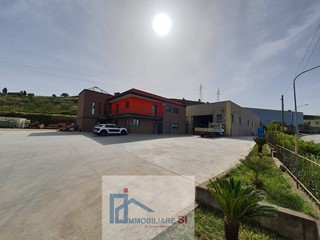 Capannone in Vendita a Benevento, 850'000&euro;, 1140 m²