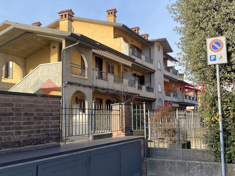 Trilocale in Vendita a Brembate, 172'000&euro;, 89 m², con Box
