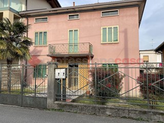 Casa Indipendente in Vendita a Osio Sotto, 158'000&euro;, 200 m²