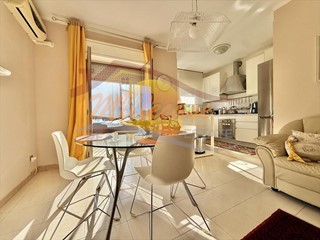 Appartamento in Vendita a Siracusa, zona Grottasanta - Tunisi, 100'000&euro;, 118 m², con Box