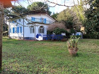 Villa in Vendita a Massa, zona Poveromo, 1'500'000&euro;, 200 m²