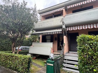 Villetta a schiera in Vendita a Massa, zona Marina di Massa, 395'000&euro;, 115 m², arredato, con Box