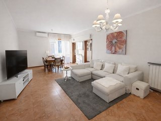 Quadrilocale in Vendita a Cascina, 150'000&euro;, 80 m², con Box