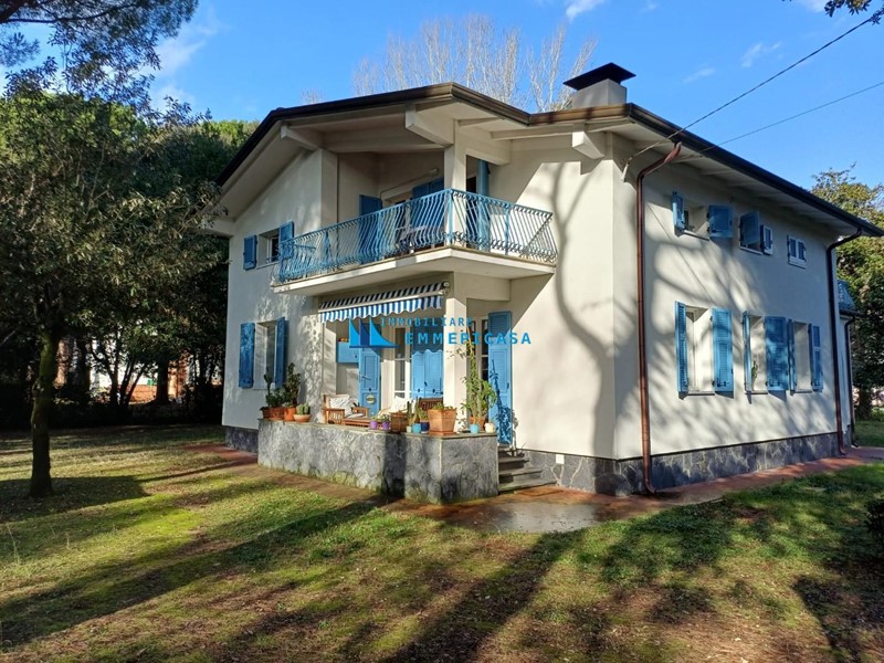 Villa in Vendita a Massa, zona Poveromo, 1'500'000&euro;, 300 m², arredato