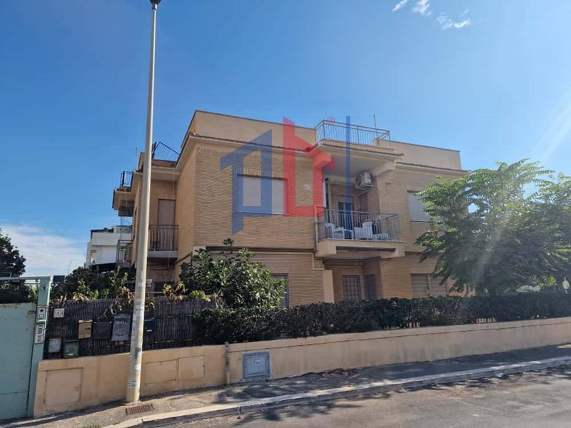 Trilocale in Vendita a Pomezia, 126'000&euro;, 70 m²