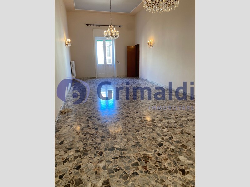Appartamento in Affitto a Lecce, 700&euro;, 172 m²