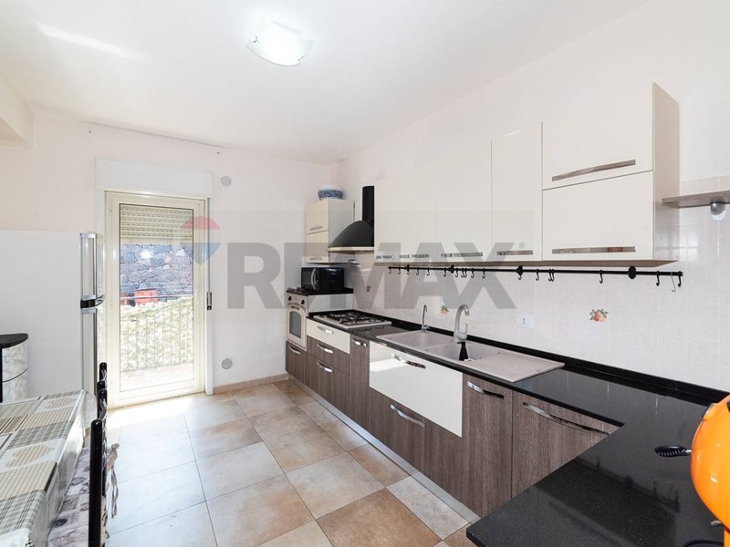 Quadrilocale in Vendita a Camporotondo Etneo, 155'000&euro;, 148 m²