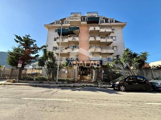 Quadrilocale in Vendita a Palermo, 189'000&euro;, 114 m²