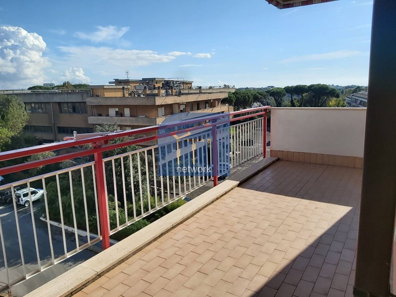 Trilocale in Vendita a Pomezia, 135'000&euro;, 80 m²