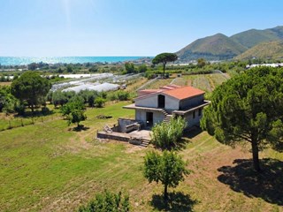 Trilocale in Vendita a Mondragone, zona via appia antica, 115'000&euro;, 300 m², con Box