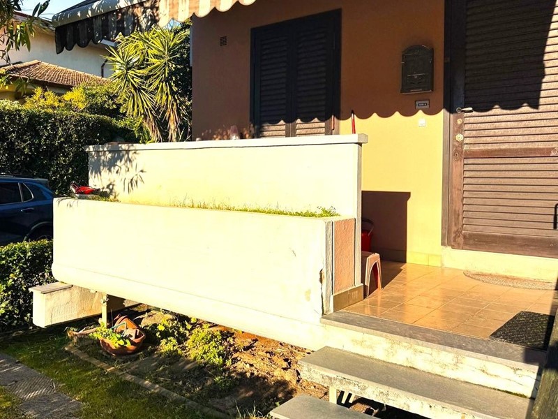 Villetta a schiera in Vendita a Massa, zona Marina di Massa, 395'000&euro;, 95 m², con Box