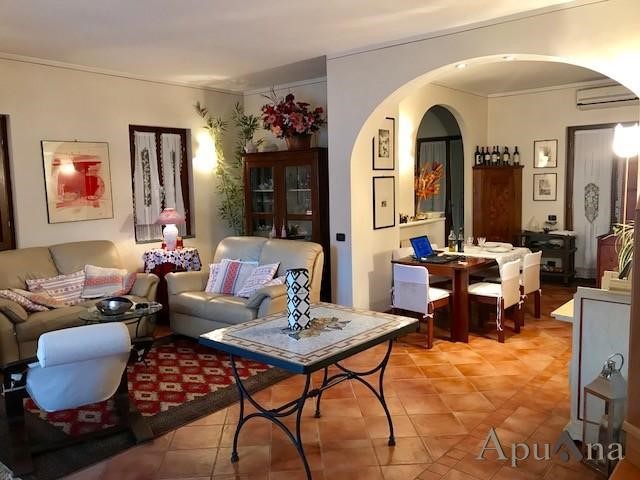 Villa in Vendita a Montignoso, zona Cinquale, 870'000&euro;, 150 m², arredato