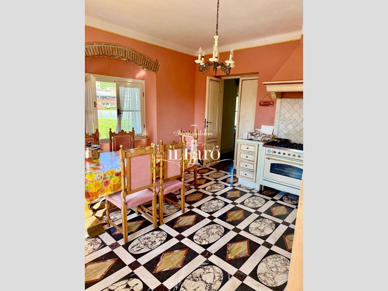 Appartamento in Vendita a Pietrasanta, 485'000&euro;, 250 m², arredato