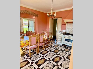 Appartamento in Vendita a Pietrasanta, 485'000&euro;, 250 m², arredato