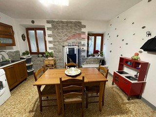 Appartamento in Vendita a Bagni di Lucca, 90'000&euro;, 98 m²