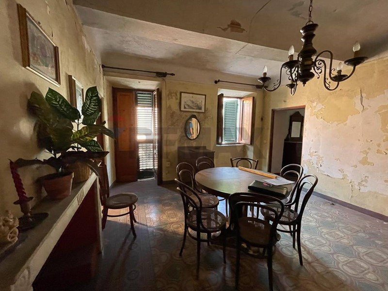 Appartamento in Vendita a Bagni di Lucca, 45'000&euro;, 105 m²