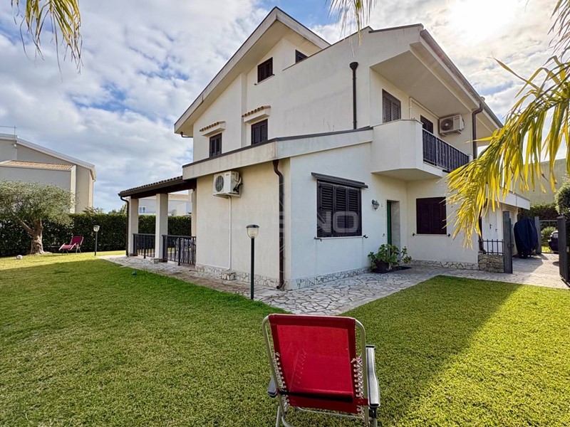 Villa in Affitto a Siracusa, 800&euro;, 130 m²