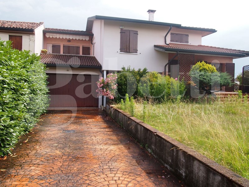 Villa in Vendita a Legnago, 275'000&euro;, 460 m², arredato, con Box