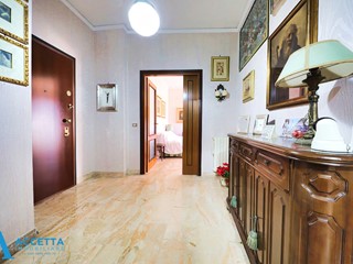 Quadrilocale in Vendita a Taranto, zona Tre Carrare - Battisti, 119'000&euro;, 131 m²