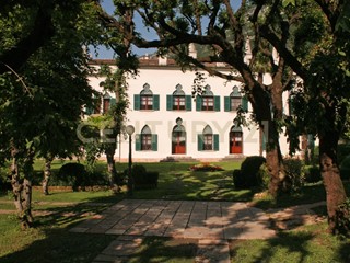 Casa Indipendente in Vendita a Brentino Belluno, 1'900'000&euro;, 1163 m², arredato, con Box