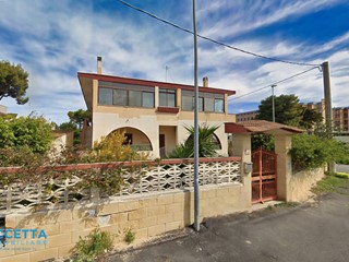 Trilocale in Vendita a Taranto, zona San Vito, 110'000&euro;, 102 m²