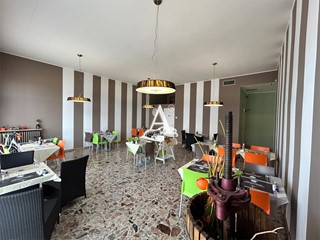 Attività commerciale in Vendita a Verona, 115'000&euro;, 140 m²