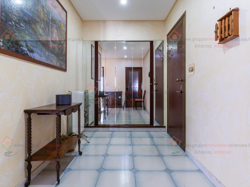 Appartamento in Affitto a Siracusa, zona Tisia Tica Zecchino, 700&euro;, 154 m², arredato