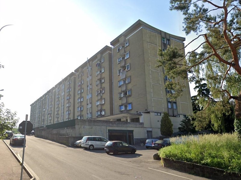 Quadrilocale in Vendita a Solaro, 60'000&euro;, 102 m², con Box