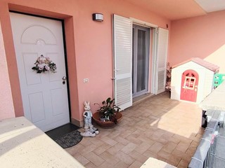 Trilocale in Vendita a Calcinaia, zona Fornacette, 220'000&euro;, 90 m², con Box