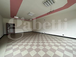 Negozio in Affitto a Erba, 650&euro;, 90 m²